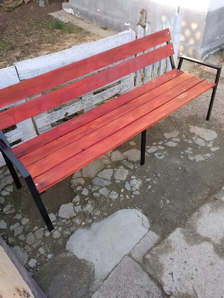 Bancute curte si mese.